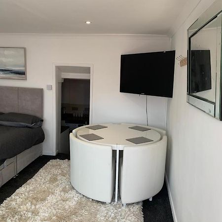 Beautiful Studio Apartment มิลฟอร์ดเฮเวน ภายนอก รูปภาพ
