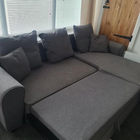 Beautiful Studio Apartment มิลฟอร์ดเฮเวน ภายนอก รูปภาพ