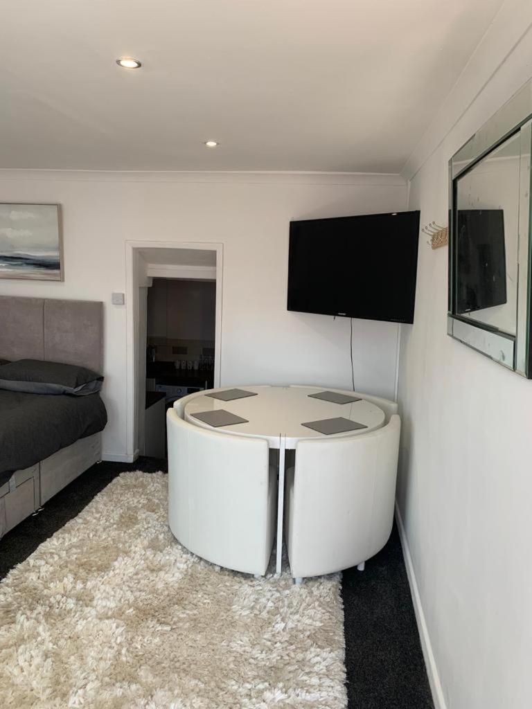 Beautiful Studio Apartment มิลฟอร์ดเฮเวน ภายนอก รูปภาพ