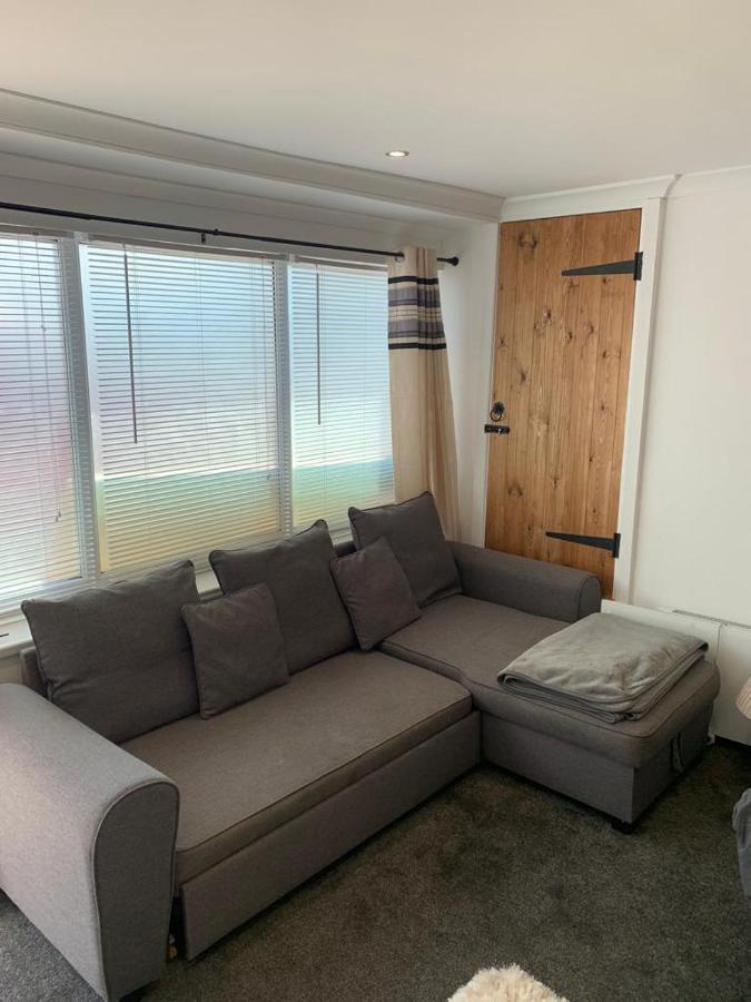 Beautiful Studio Apartment มิลฟอร์ดเฮเวน ภายนอก รูปภาพ