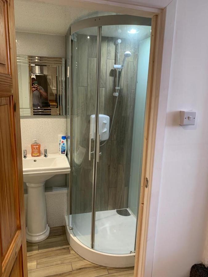 Beautiful Studio Apartment มิลฟอร์ดเฮเวน ภายนอก รูปภาพ
