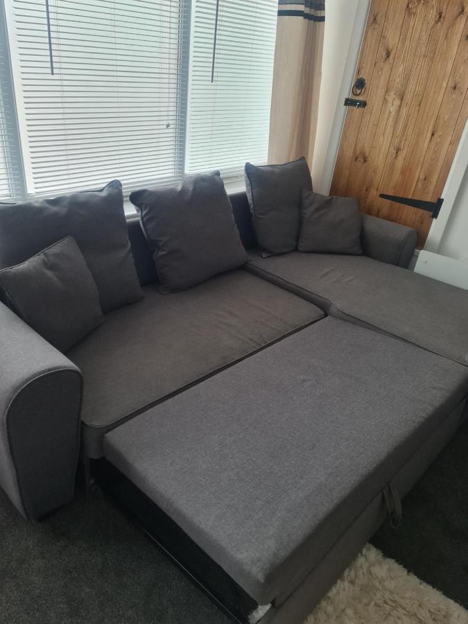 Beautiful Studio Apartment มิลฟอร์ดเฮเวน ภายนอก รูปภาพ